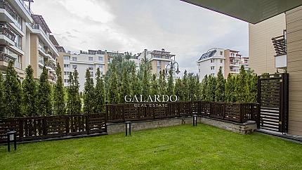 Luxuriously furnished apartment with 3 bedrooms and a large private yard in the Flora Garden complex