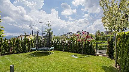 Luxury maisonette with its own yard in a prestigious gated complex