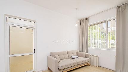 Слънчев апартамент на партерен етаж в центъра на София