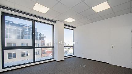Просторен офис с панорамна гледка в бизнес сграда на бул. "Симеоновско шосе"