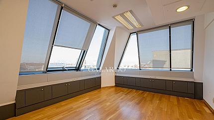 Слънчев офис с панорамна гледка в една от най-луксозните офис сгради в центъра
