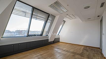 Слънчев офис с панорамна гледка в една от най-луксозните офис сгради в центъра
