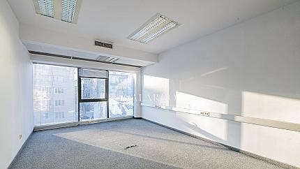 Слънчев и просторен офис в луксозна бизнес сграда в Центъра