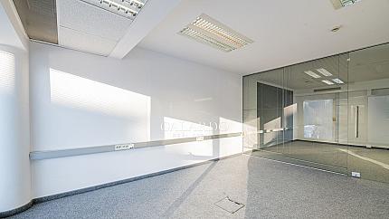 Слънчев и просторен офис в луксозна бизнес сграда в Центъра