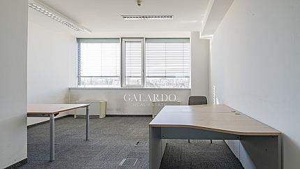 Офис с четири работни места в офис сграда клас А
