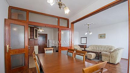 Тристаен апартамент на висок етаж в кв. Изток