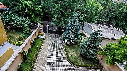 Spacious, stylish apartment next to the Doctor's Monument