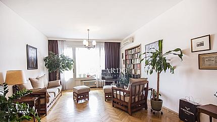 Unique apartment with four bedrooms and parking next to the National Library, Doctor's Monument