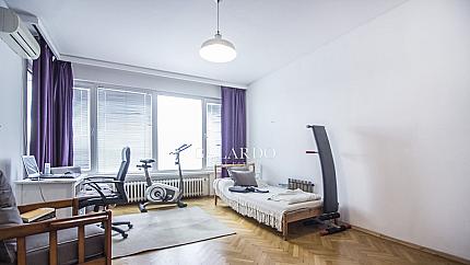 Unique apartment with four bedrooms and parking next to the National Library, Doctor's Monument