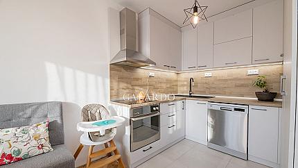 Two-bedroom completely renovated apartment next to West Park