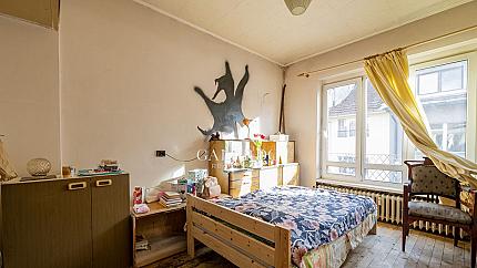 Large four-bedroom apartment on a quiet street in the ideal center