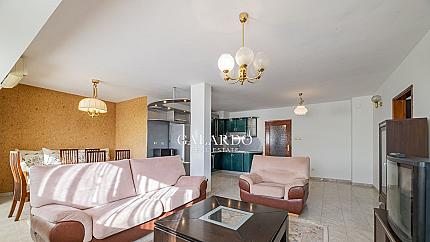 Spacious, furnished apartment in a representative building