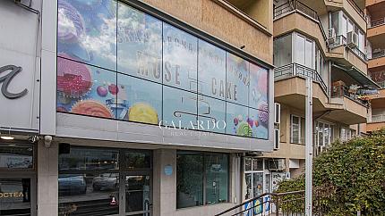 Two-level retail building with large windows in a communicative location