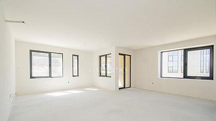 Изключително просторен апартамент с три спални в нов затворен комплекс в кв. "Бояна"