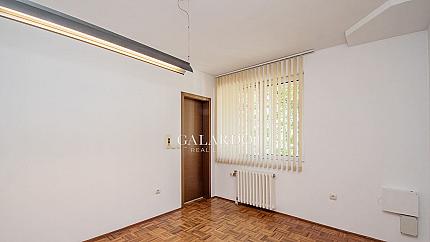 Property suitable for office near European Union Metro Station