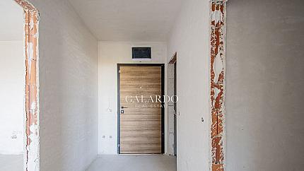 Spacious and sunny one-bedroom apartment on "Flora Kaneva" street