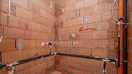 Sunny two-room apartment with a large private yard in a new gated complex in Malinova Dolina district"