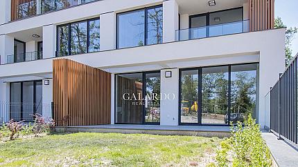 One-bedroom apartment with its own yard in a luxury building