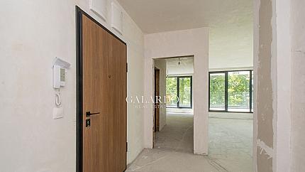 A lovely bright 2 bedroom apartment in a Gated Complex