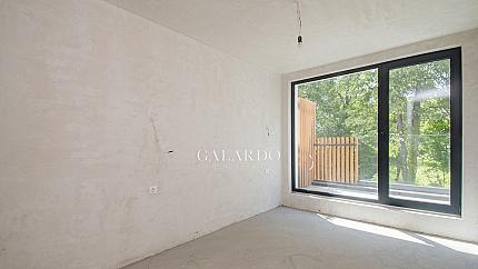 A lovely bright 2 bedroom apartment in a Gated Complex