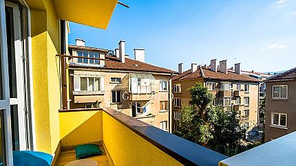 Просторен и слънчев апартамент по дизайнерски проект в кв. Яворов