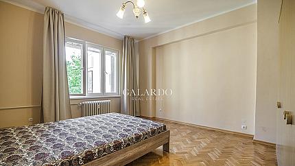 Stylish three-bedroom apartment on Slavyanska Street