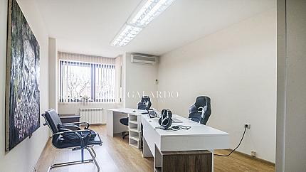 Светъл офис до Руски паметник