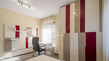 Four bedroom apartment in a modern building near the center