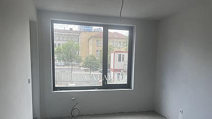 Нов апартамент с три спални до метростанция Опълченска, Център