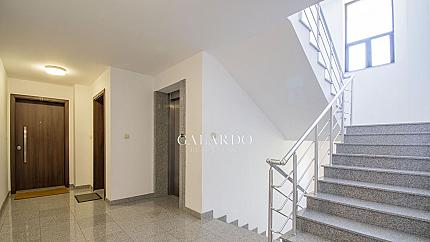 Обзаведен двустаен апартамент за продажба в затворен комплекс в кв.Симеоново