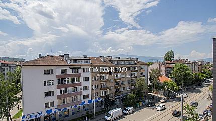 Sunny and cozy two-bedroom apartment next to Teatralna metro station