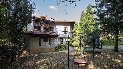 A house with a barbecue and a beautiful yard in Dragalevtsi