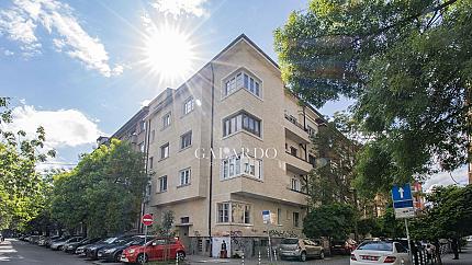Apartment with potential in an ideal center