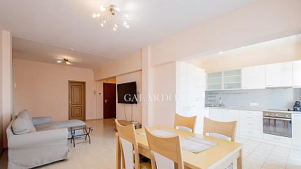 Sunny one-bedroom apartment near the National Palace of Culture with a jacuzzi