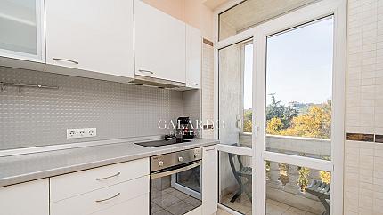 Sunny one-bedroom apartment near the National Palace of Culture with a jacuzzi