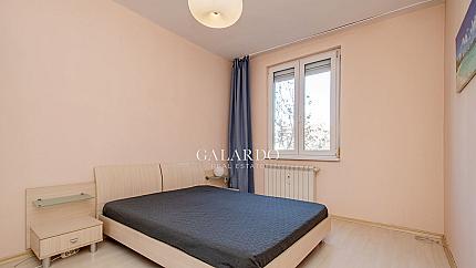 Sunny one-bedroom apartment near the National Palace of Culture with a jacuzzi