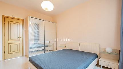 Sunny one-bedroom apartment near the National Palace of Culture with a jacuzzi