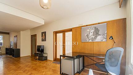 Четиристаен артистичен апартамент в Докторска градина- до Националнaта Библиотека " Св. св. Кирил и Методий"
