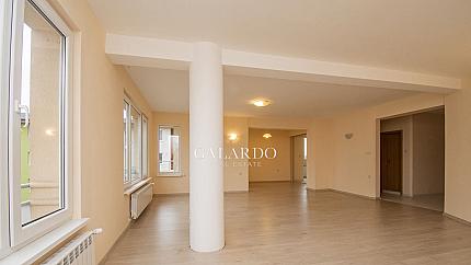 Просторен апартамент с три спални под наем