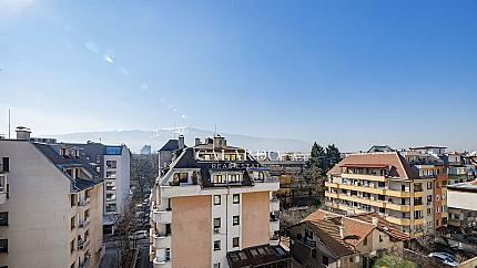 Spacious two-level apartment with three bedrooms and a garage near South Park, Lozenets