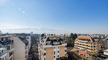 Spacious two-level apartment with three bedrooms and a garage near South Park, Lozenets