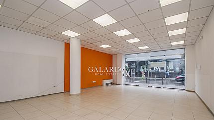 Shop with foot traffic in an ideal center