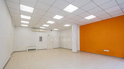 Shop with foot traffic in an ideal center