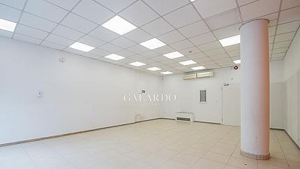 Shop with foot traffic in an ideal center