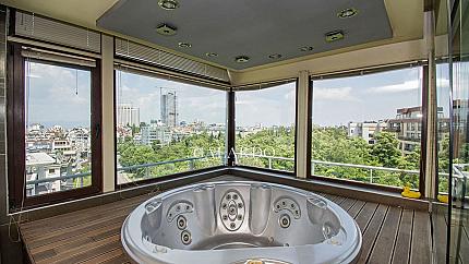 A beautiful 3-level penthouse in South Park residential area with a view of the park