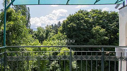 A beautiful 3-level penthouse in South Park residential area with a view of the park