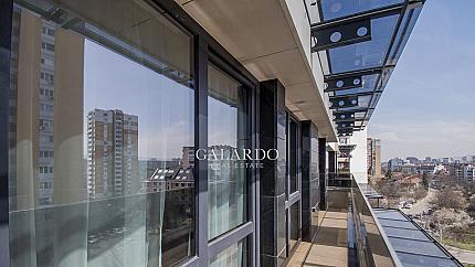 Панорамен и слънчев тристаен апартамент под наем в  Изток