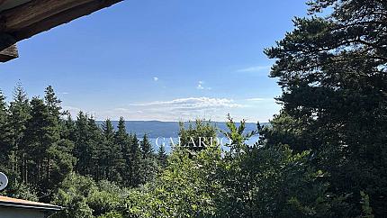 Парцел с къща на груб строеж, яз. Искър