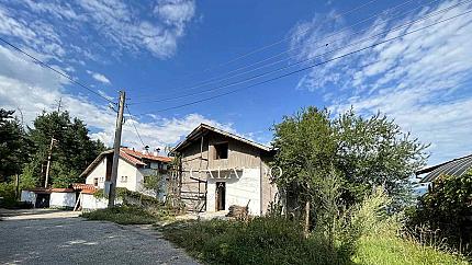 Триетажна къща с дворно място и гледка към яз. Искър