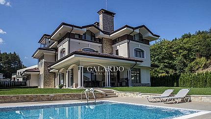 Detached house with pool for rent in a prestigious gated complex